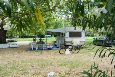  Karavan içinde asprovalta, greec yaz aylarında düzenlenen kamp içinde