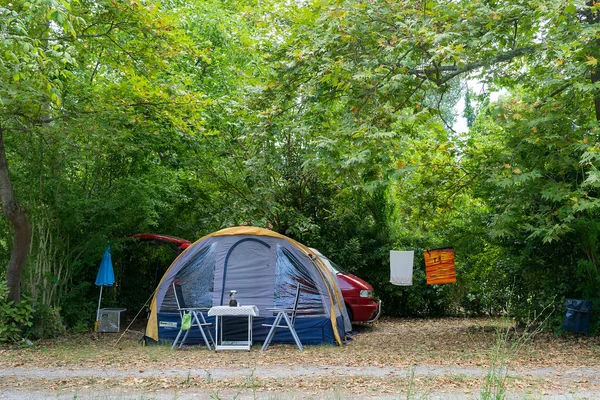 Tält i organiserade camping i sommaren i Asproválta, Grekland. — Stockfoto