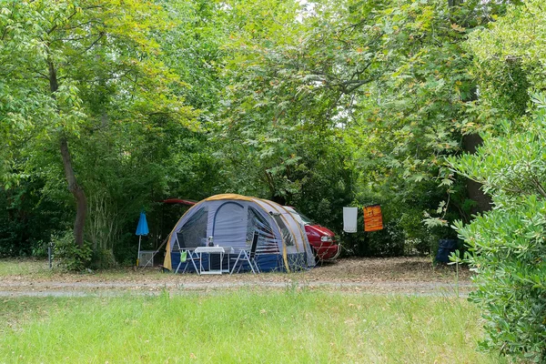 Acampamento com caravana e tenda no verão . — Fotografia de Stock