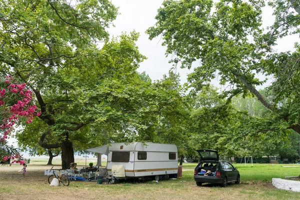 Caravana en camping organizado en verano en Asprovalta, Greec — Foto de Stock