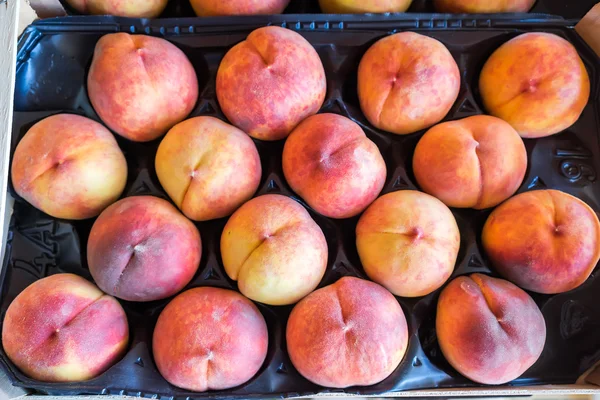Freshly harvested peaches in a crate — Stock Photo, Image
