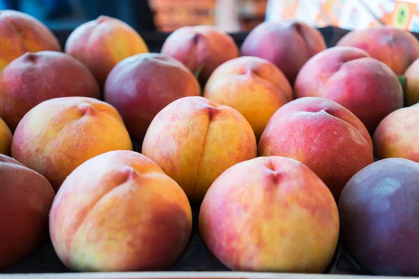 Freshly harvested peaches in a crate — Stock Photo, Image