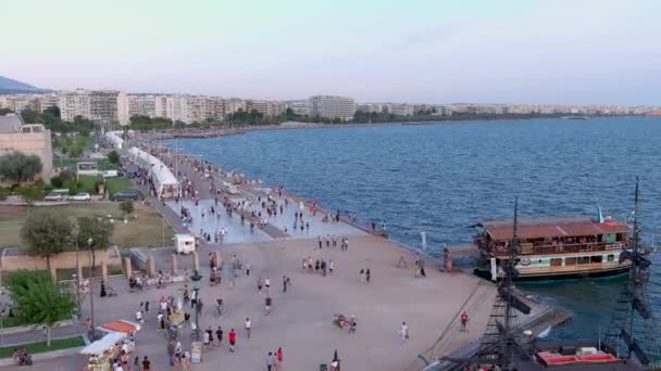 Thessaloniki Grekland Juli 2021 Man Promenerar Längs Thessalonikis Strand Solig — Stockvideo