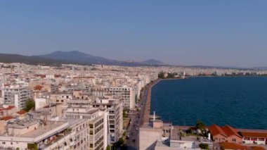 Selanik şehrinin havadan görünüşü, rıhtım, Yunanistan, güneşli bir gün. Aristo Meydanı 'ndan Beyaz Kule' ye kadar Nikis Caddesi.