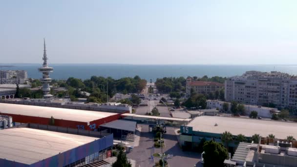 ギリシャテッサロニキ 2021年7月11日 北ギリシャのテッサロニキにあるHelexpo国際展示センターの面積を空中から見る — ストック動画