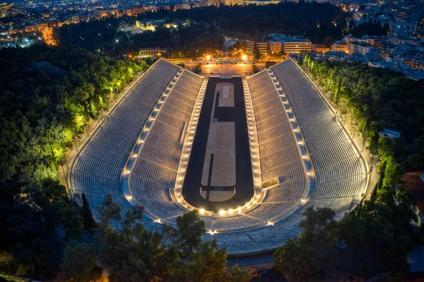 在希腊阿提卡雅典举行的首届奥运会上 空中拍摄的具有标志性的古老的卡利马罗或帕纳第克体育场的夜景照片 — 图库照片