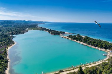 Glarokavos Beach Kassandra Yarımadası'nda havadan görünümü. Halkidikya, Yunanistan