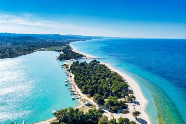 Glarokavos Beach Kassandra Yarımadası'nda havadan görünümü. Halkidikya, Yunanistan