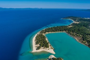 Glarokavos Beach Kassandra Yarımadası'nda havadan görünümü. Halkidikya, Yunanistan