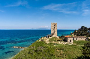 Kassandra Halkidiki Yunanistan yarımadasındaki Nea Fokea köyünün ve Bizans kulesinin hava manzarası