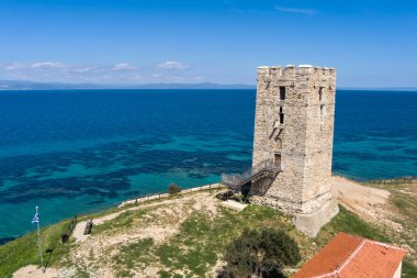 Kassandra Halkidiki Yunanistan yarımadasındaki Nea Fokea köyünün ve Bizans kulesinin hava manzarası