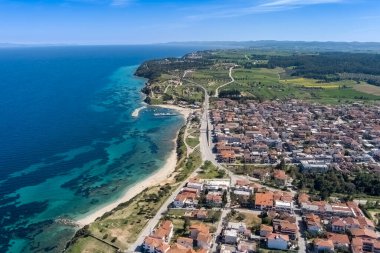 Kassandra Halkidiki Yunanistan yarımadasındaki Nea Fokea köyünün ve Bizans kulesinin hava manzarası