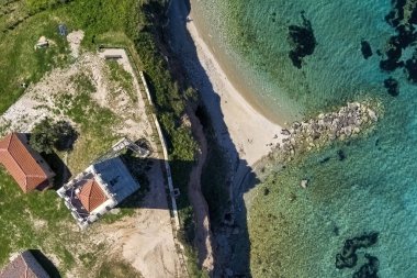 Kassandra Halkidiki Yunanistan yarımadasındaki Nea Fokea köyünün ve Bizans kulesinin hava manzarası