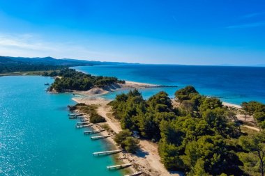 Glarokavos Beach Kassandra Yarımadası'nda havadan görünümü. Halkidikya, Yunanistan