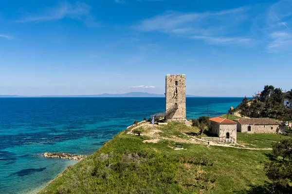 Vista Aérea Torre Bizantina Playa Del Pueblo Nea Fokea Península —  Fotos de Stock