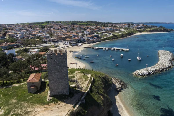 Vista Aérea Torre Bizantina Playa Del Pueblo Nea Fokea Península —  Fotos de Stock