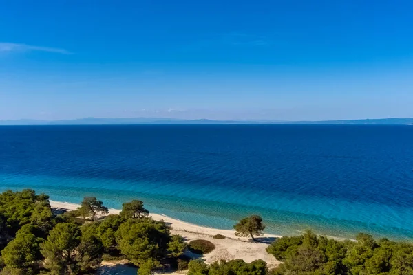 Glarokavos Beach Kassandra Yarımadası'nda havadan görünümü. Halkidikya, Yunanistan