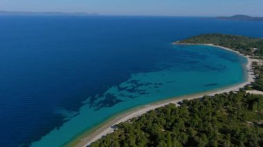 Glarokavos Beach Kassandra Yarımadası'nda havadan görünümü. Halkidikya, Yunanistan