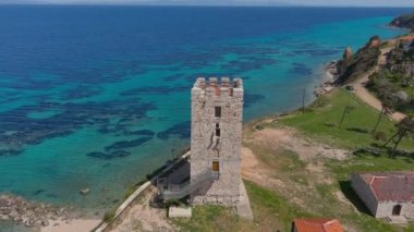 Kassandra Halkidiki Yunanistan yarımadasındaki Nea Fokea köyünün ve Bizans kulesinin hava manzarası