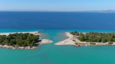 Glarokavos Beach Kassandra Yarımadası'nda havadan görünümü. Halkidikya, Yunanistan