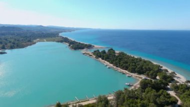 Glarokavos Beach Kassandra Yarımadası'nda havadan görünümü. Halkidikya, Yunanistan
