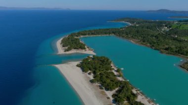 Glarokavos Beach Kassandra Yarımadası'nda havadan görünümü. Halkidikya, Yunanistan