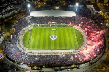 Selanik, Yunanistan, 14 Nisan 2022: UEFA Avrupa Konferans Ligi karşılaşması öncesinde PAOK taraftarlarıyla dolu Toumba Stadyumu 'nun havadan çekimi.