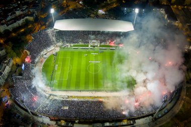 Selanik, Yunanistan, 14 Nisan 2022: UEFA Avrupa Konferans Ligi karşılaşması öncesinde PAOK taraftarlarıyla dolu Toumba Stadyumu 'nun havadan çekimi.