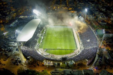 Selanik, Yunanistan, 14 Nisan 2022: UEFA Avrupa Konferans Ligi karşılaşması öncesinde PAOK taraftarlarıyla dolu Toumba Stadyumu 'nun havadan çekimi.