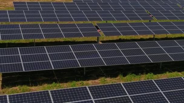 Luchtfoto Fotovoltaïsche Panelen Parkeren Groen Veld Noord Griekenland Blauwe Lucht — Stockvideo