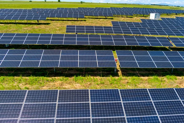 北ギリシャの緑のフィールドに空中ビューの太陽光発電パネル公園 太陽電池パネルの列に反映青い空 未来的な代替発電所だ 持続可能なエネルギー源 再生可能エネルギー技術 ロイヤリティフリーのストック写真