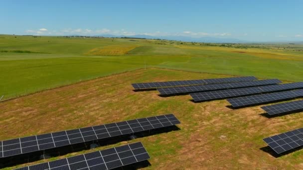 Vista Aérea Parque Painéis Fotovoltaicos Campo Verde Norte Grécia Céu — Vídeo de Stock