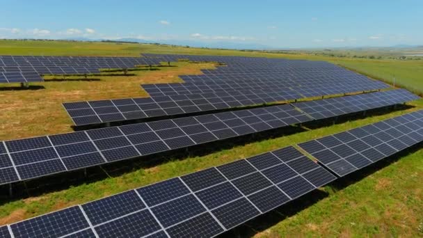 在希腊北部的绿地上停放着空中观光板 蓝天反射在太阳能电池板上 未来的替代电站 可持续能源 可再生电力技术 — 图库视频影像