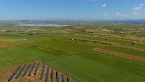 Luchtfoto Fotovoltaïsche Panelen Parkeren Groen Veld Noord Griekenland Blauwe Lucht — Stockvideo