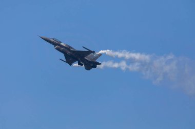 Selanik, Yunanistan - 28 Ekim 2021: Selanik 'in kurtuluşunu kutlamak amacıyla askeri geçit sırasında uçan F-16 savaş uçağı