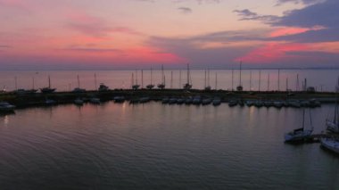 Selanik hava manzarası, Yunanistan, yat ve tekne limanında dramatik gün batımı