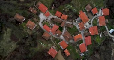 Yunanistan 'ın Xanthi iline bağlı bir Müslüman köyü olan Kottani' nin Yunan-Bulgar sınırı yakınlarındaki havadan görünüşü. Yerleşim yerlerinin evleri çok eski (belki 300 yıllık))