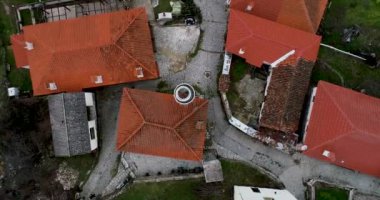 Yunanistan 'ın Xanthi iline bağlı bir Müslüman köyü olan Kottani' nin Yunan-Bulgar sınırı yakınlarındaki havadan görünüşü. Yerleşim yerlerinin evleri çok eski (belki 300 yıllık))
