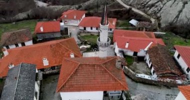 Yunanistan 'ın Xanthi iline bağlı bir Müslüman köyü olan Kottani' nin Yunan-Bulgar sınırı yakınlarındaki havadan görünüşü. Yerleşim yerlerinin evleri çok eski (belki 300 yıllık))
