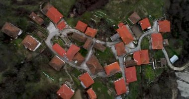 Yunanistan 'ın Xanthi iline bağlı bir Müslüman köyü olan Kottani' nin Yunan-Bulgar sınırı yakınlarındaki havadan görünüşü. Yerleşim yerlerinin evleri çok eski (belki 300 yıllık))