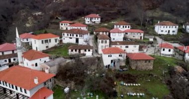 Yunanistan 'ın Xanthi iline bağlı bir Müslüman köyü olan Kottani' nin Yunan-Bulgar sınırı yakınlarındaki havadan görünüşü. Yerleşim yerlerinin evleri çok eski (belki 300 yıllık))