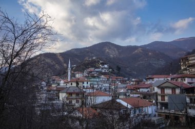 Thermes, Yunan-Bulgar sınırında Xanthi 'de dağlık bir Pomak köyüdür. Termos sıcak kaplıcaları ile ünlüdür, tüm bölgede görülebilir.