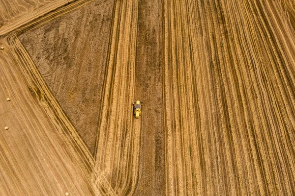 Машина Сбора Урожая Пшеничного Поля Работает Сельскохозяйственные Комбайны Собирающие Пшеничное — стоковое фото
