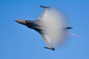 Selanik, Yunanistan - 28 Ekim 2021: Selanik 'in kurtuluşunu kutlamak amacıyla askeri geçit sırasında uçan F-16 savaş uçağı