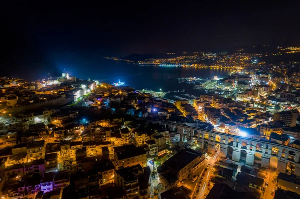 Letecký Pohled Město Kavala Noci Severním Řecku Starověký Akvadukt Kamares — Stock fotografie