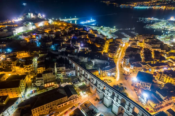 Letecký Pohled Město Kavala Noci Severním Řecku Starověký Akvadukt Kamares — Stock fotografie