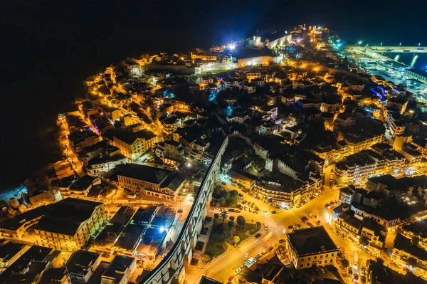 Légi Kilátás Kavala Város Éjjel Észak Görögországban Ősi Vízvezeték Kamares — Stock Fotó
