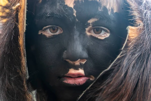 2022年1月7日ギリシャ ヴォラカス ヴォラカス村では 毎年1月6日から8日にかけて ハラピア の慣習を復活させ 黒の伝統衣装によって 黒人男性 を意味する — ストック写真