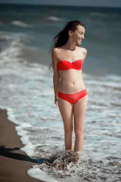 Девушка на пляже — стоковое фото