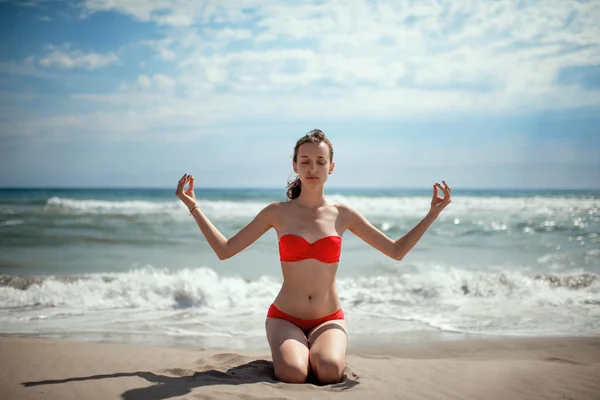 Menina na praia — Fotografia de Stock